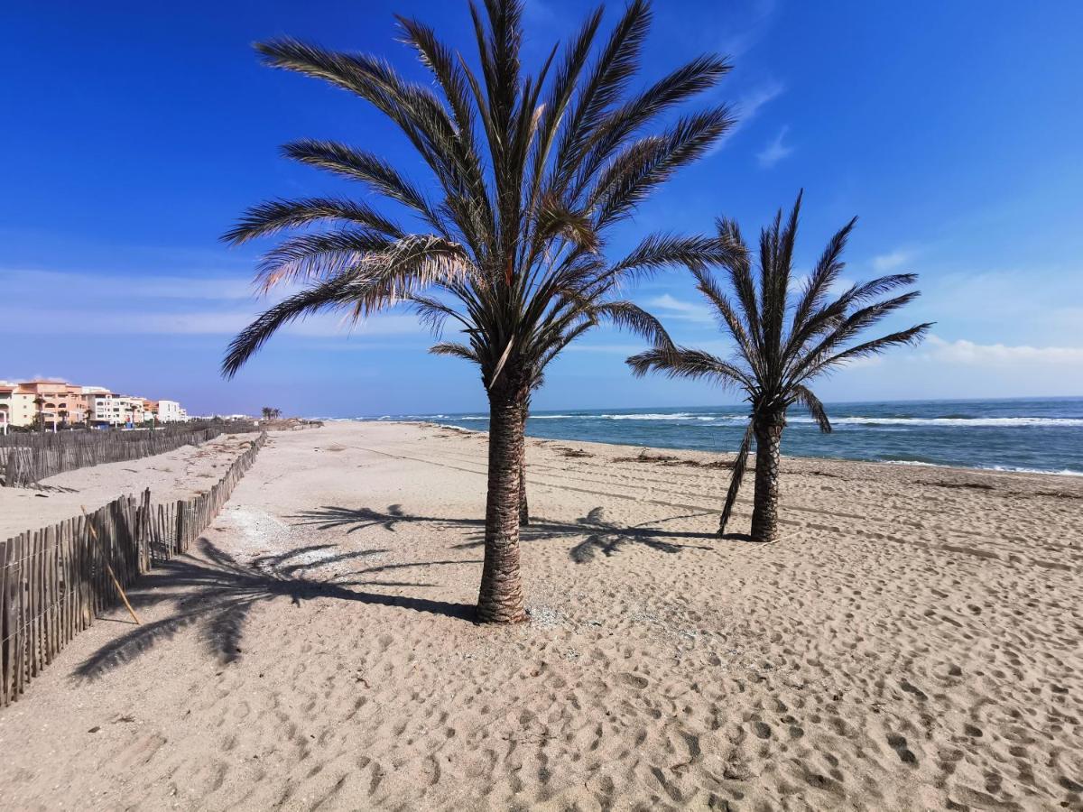 Soleil Levant: Beachfront Cozy Apartment with Direct Beach Access Le Barcares Exterior photo